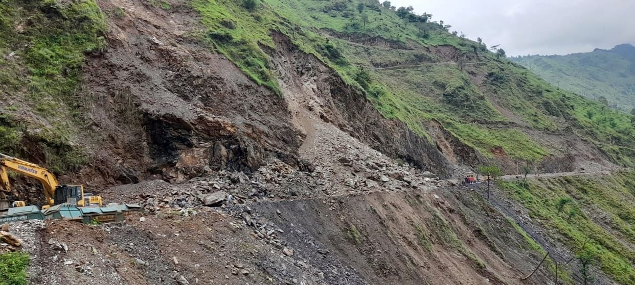 Stones falling continuously on Tanakpur-Tawaghat road