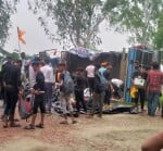 कछला रोड पर पलटी कांवड़ियों की ट्राली।