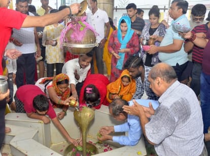 Shiva devotees performed Jalabhishek with the announcement of Bam Bam Bhole