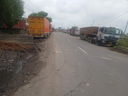 Sugar mill road became a vehicle hub, jammed