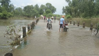 Khakra's water level started decreasing, two wheelers started passing through Rapta bridge