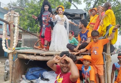Shiva devotees danced with artists on the highway