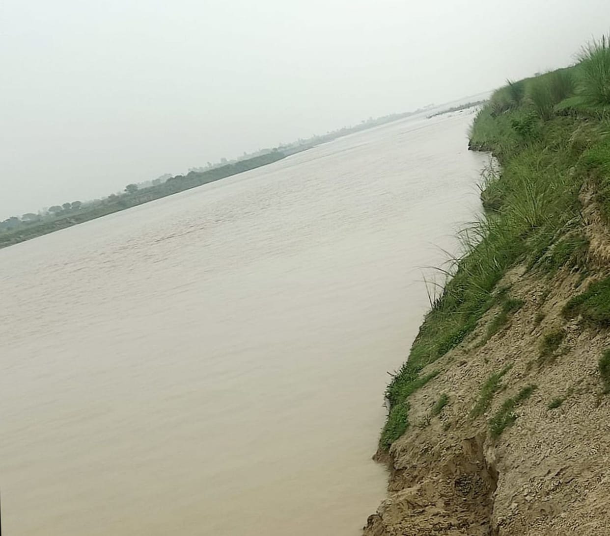 After crossing the warning point, Saryu is 62 cm from the red mark. Distant