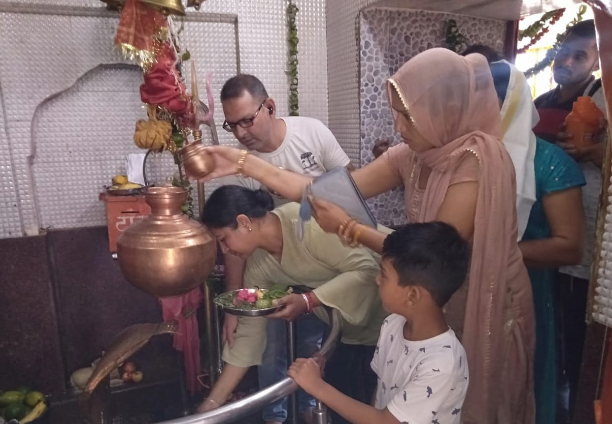 Devotees thronged to worship in Shivalayas including Mota Mahadev