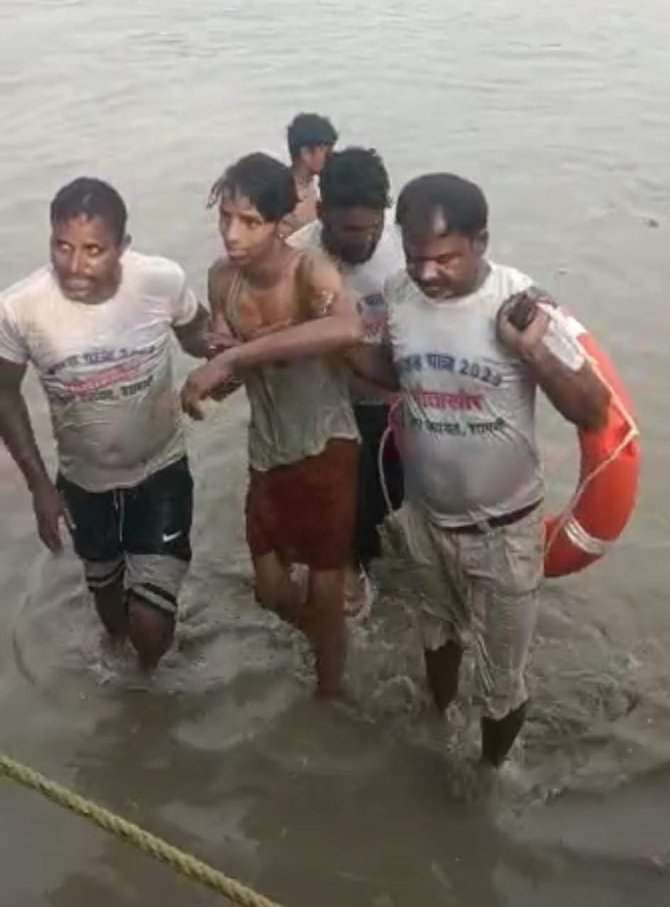 Divers saved 3 innocent people who drowned in Yamuna while taking bath.