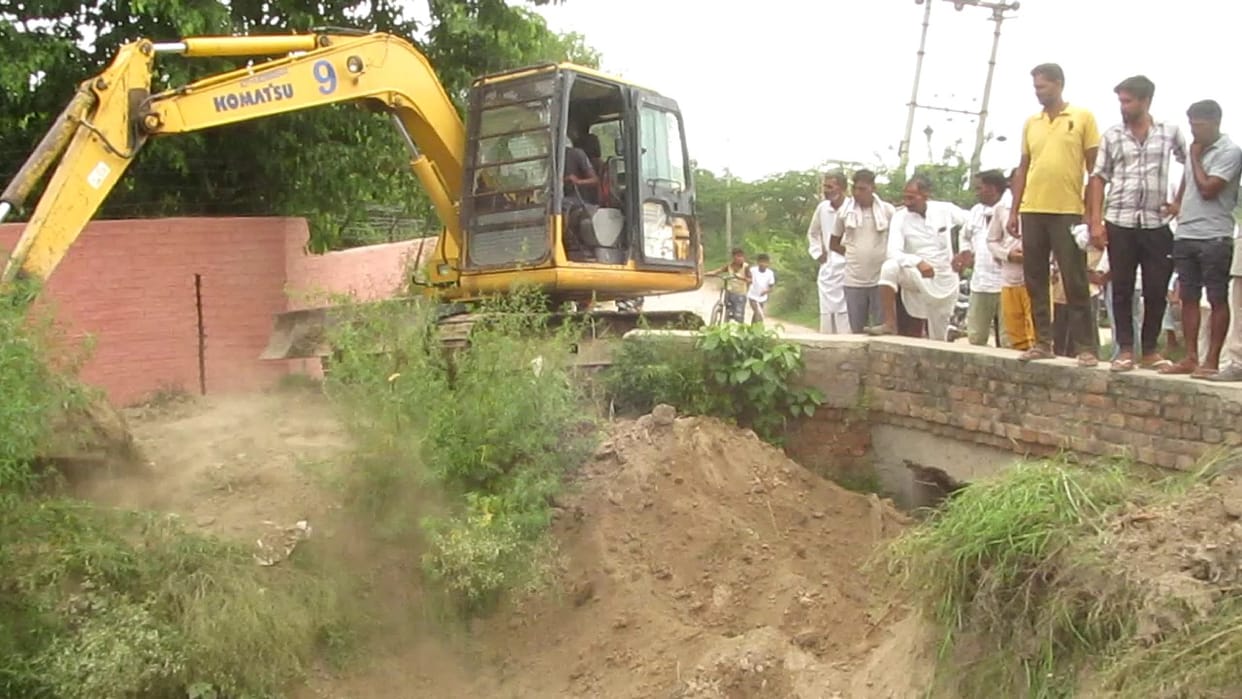 Irrigation department closed Beed minor by pouring soil, farmers protested, then opened the block