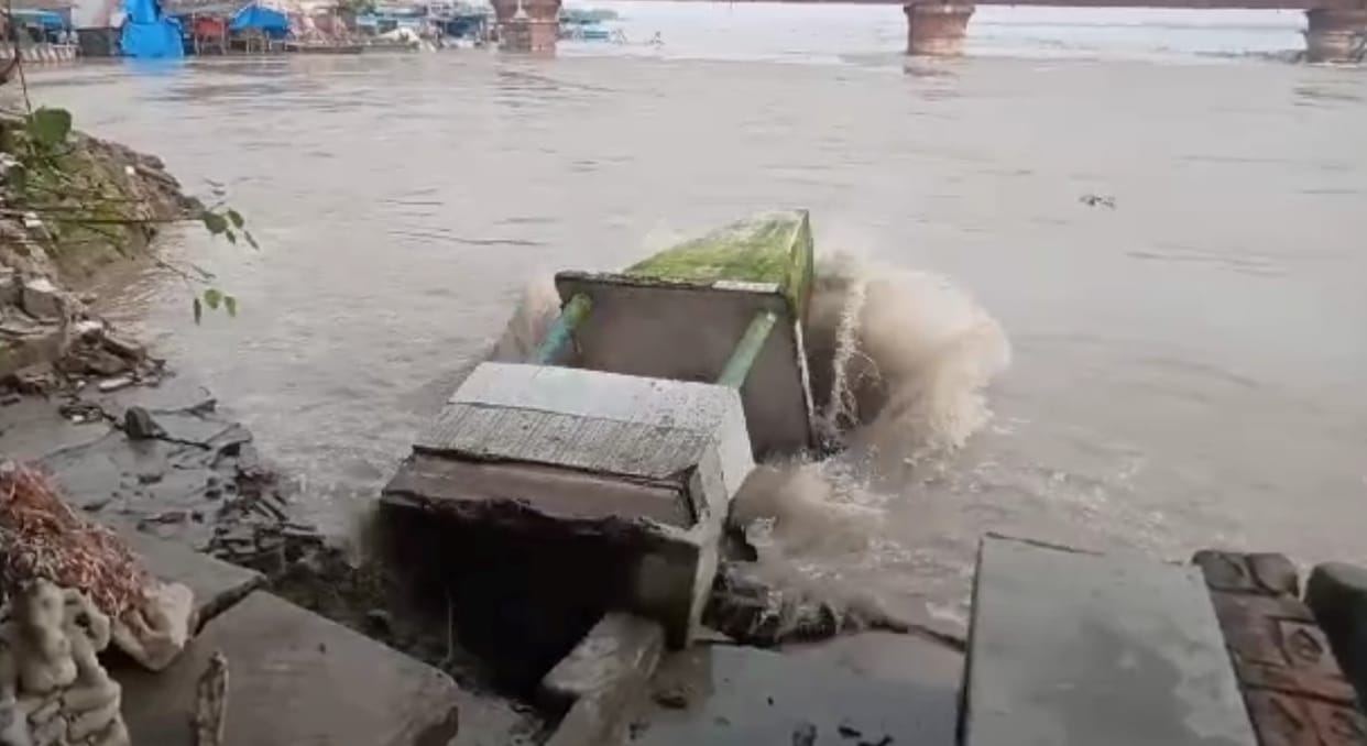 Ganga started to scare, the temple of Rajghat covered in water