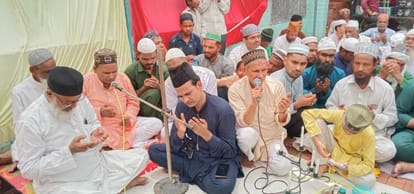 The guest prayed for prosperity in the Shah's Kulsharif