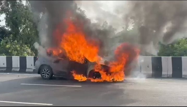 Fire broke out in a moving car, four people survived