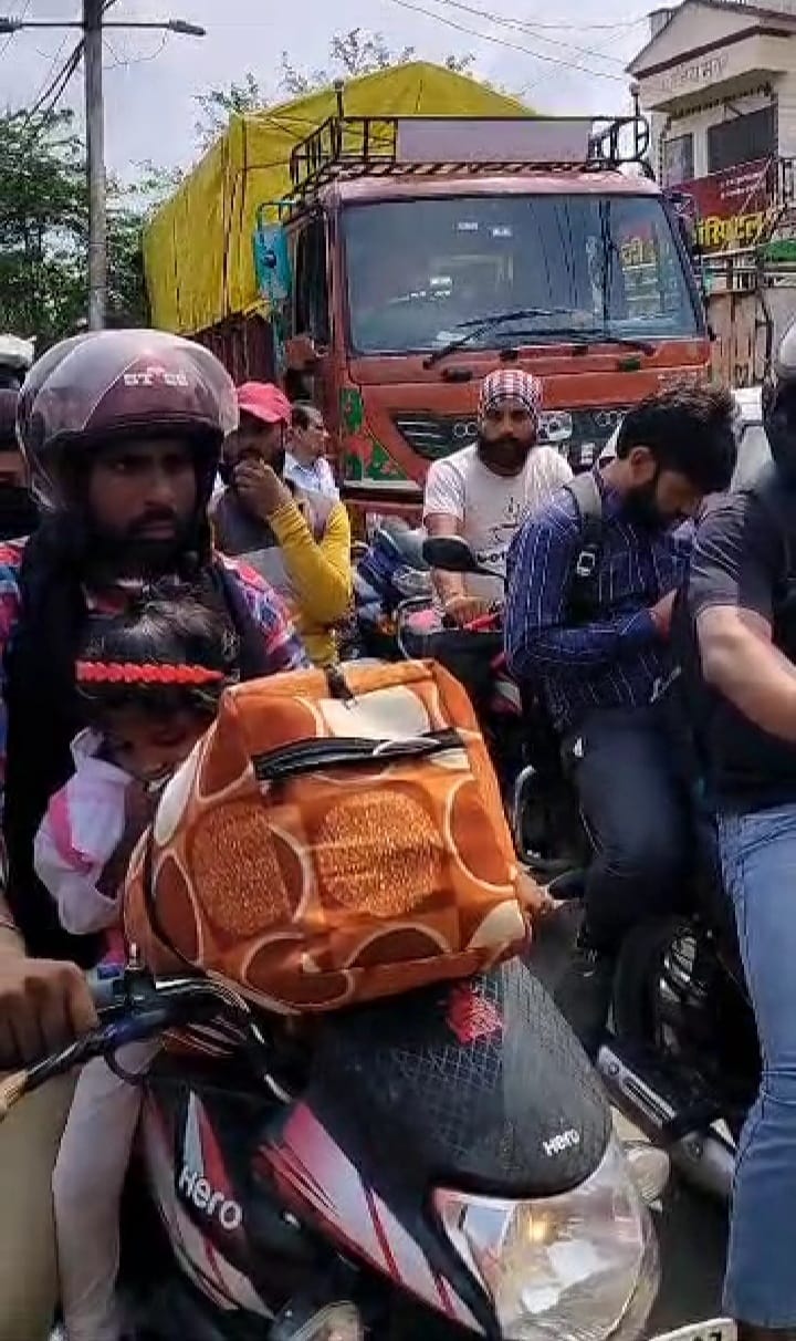 Jam at Madhotanda crossing, passengers upset in the heat