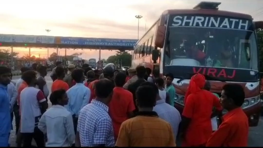 Fighting with Kanwariyas and driver going to Deoghar NH jammed