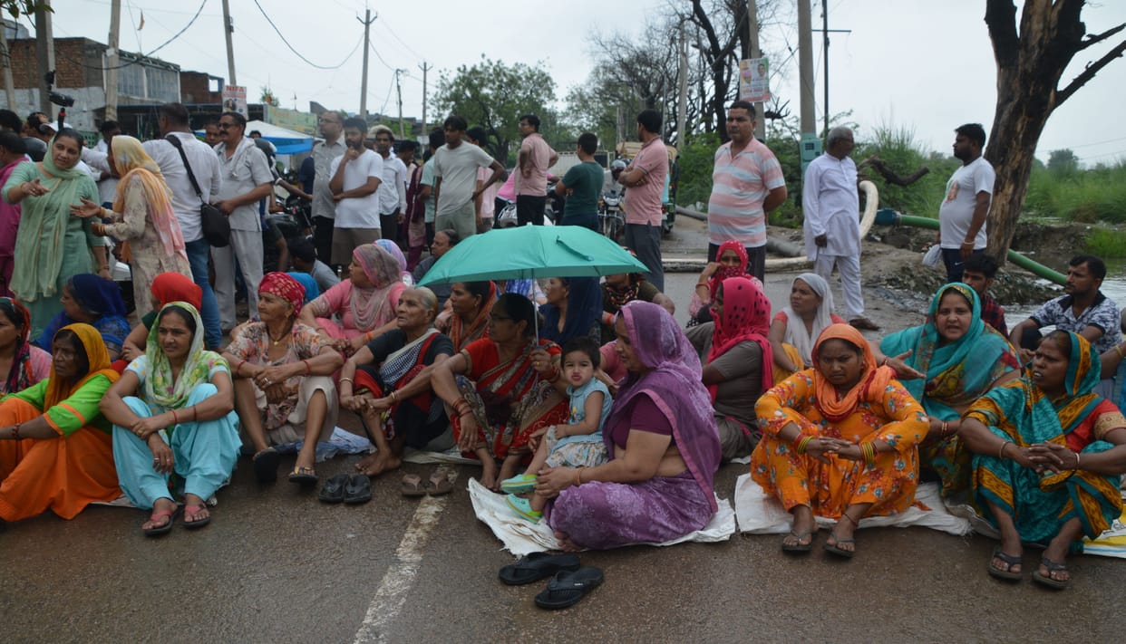 People of Gandhinagar jammed for three hours, called JCB and broke the line from three places