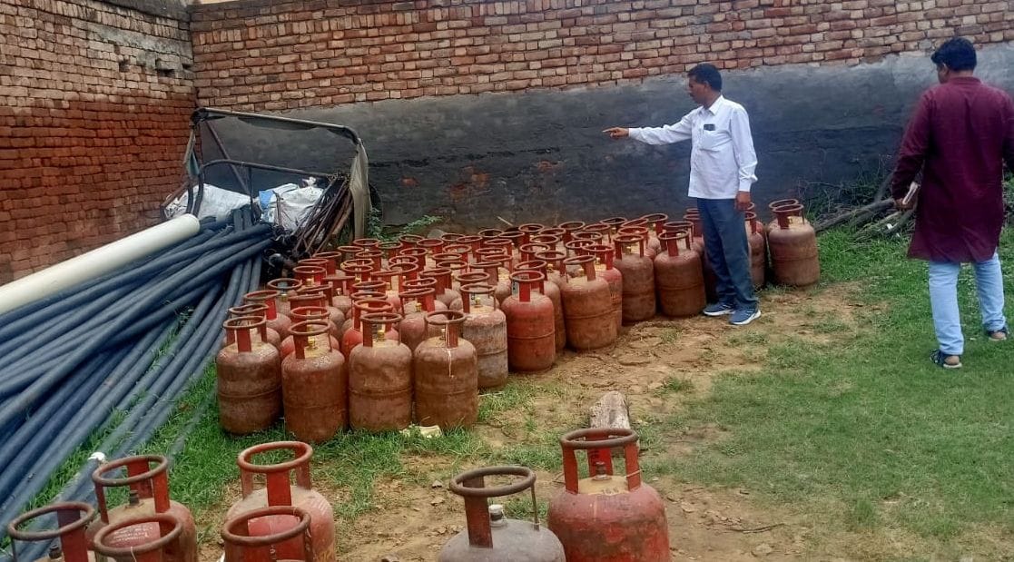 Illegal mini gas agency opening at home, 82 cylinders recovered