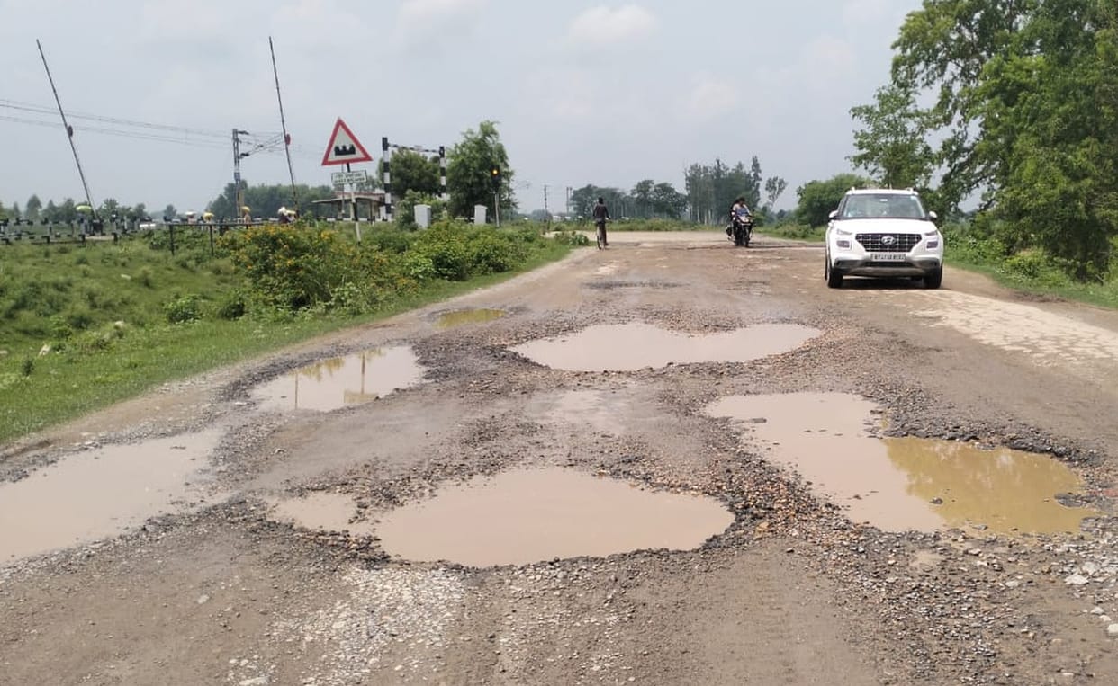 500 potholes on one kilometer road, life of pedestrians in danger
