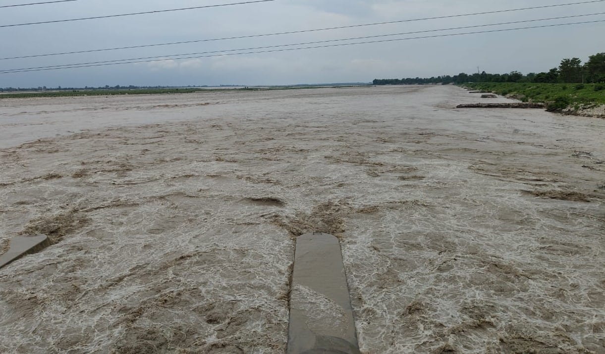 Red alert on Banbasa barrage, operation of vehicles stopped