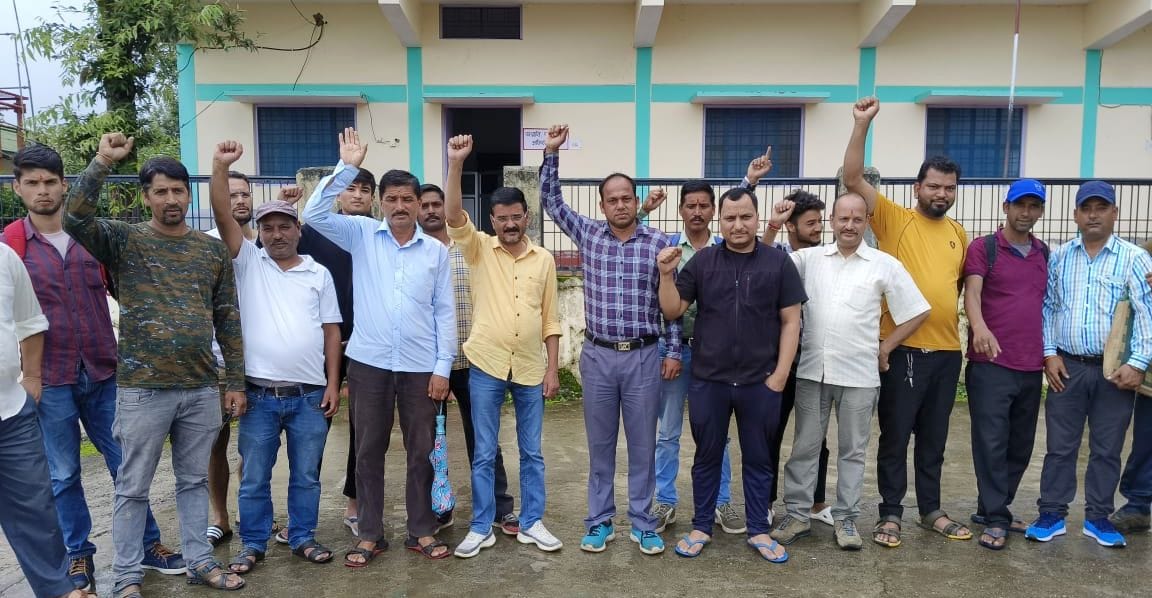 Demand for asphaltization on Pausa-Postala-Nargoli road