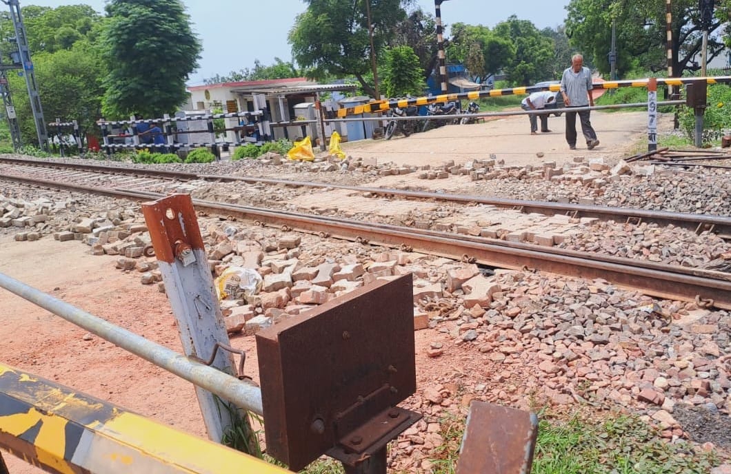 Repair work on railway gate, people of 11 villages were worried