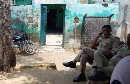 खैर कोतवाली के गांव में मकान बिकाऊ लिखने वाले लोगों के घर पर तैनात पुलिस