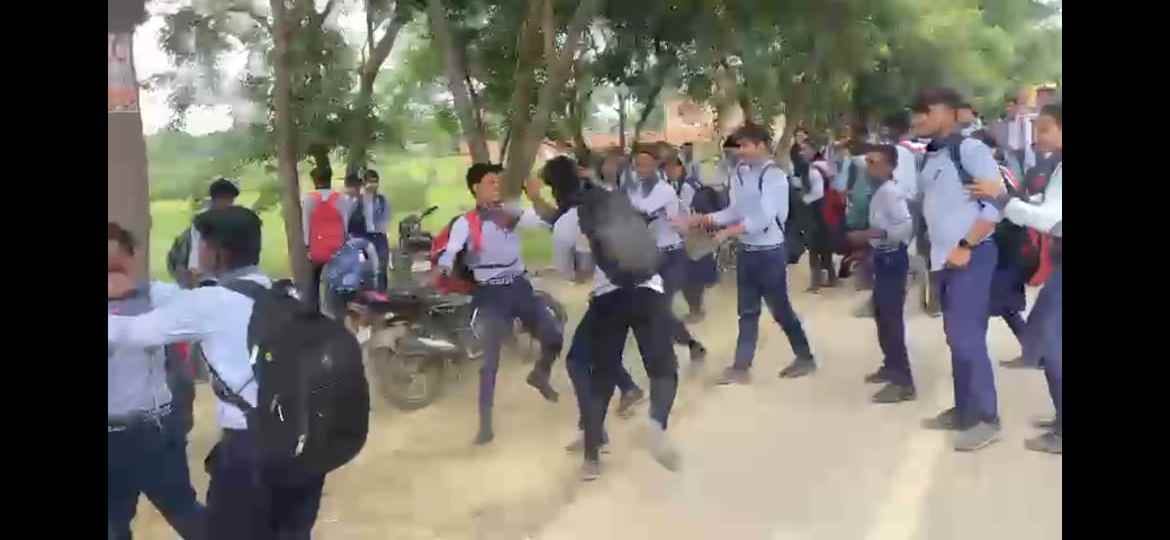 fighting 2 groups of student
