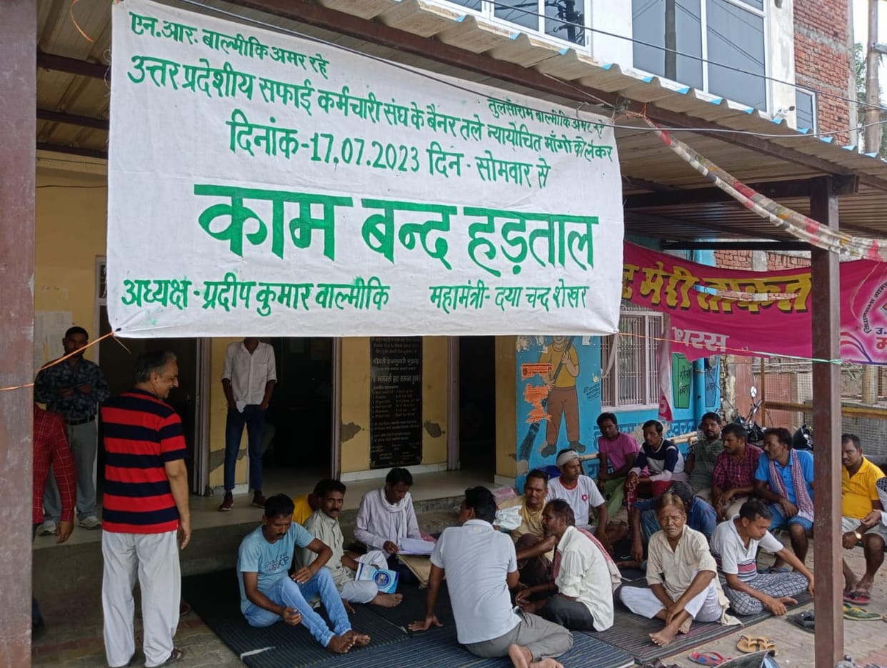Cleaners on strike, piles of filth in the town