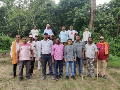 Seeing the tiger in the paddy field, people created noise