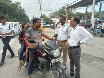 ARTO challans vehicles parked in no parking