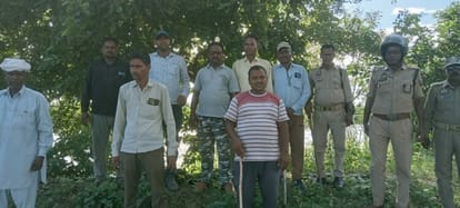 Passengers made noise after seeing the tiger coming out of the bushes