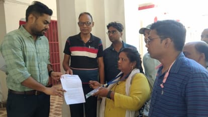 Small savings agent said - Post office workers are harassing