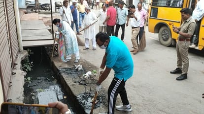Mayor and Municipal Commissioner cleaned the drains
