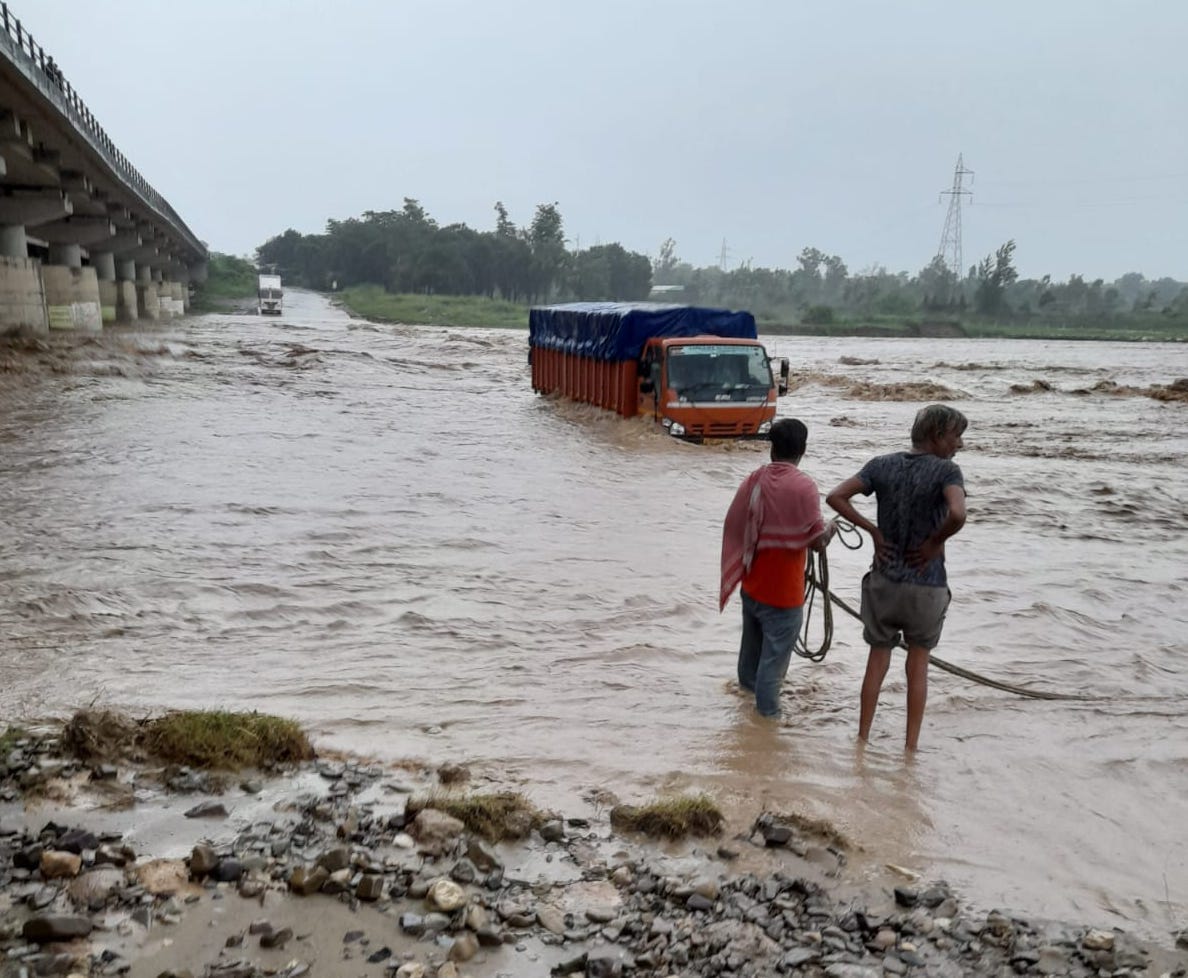 Kotwali and Malan river overflowed, vehicles stranded