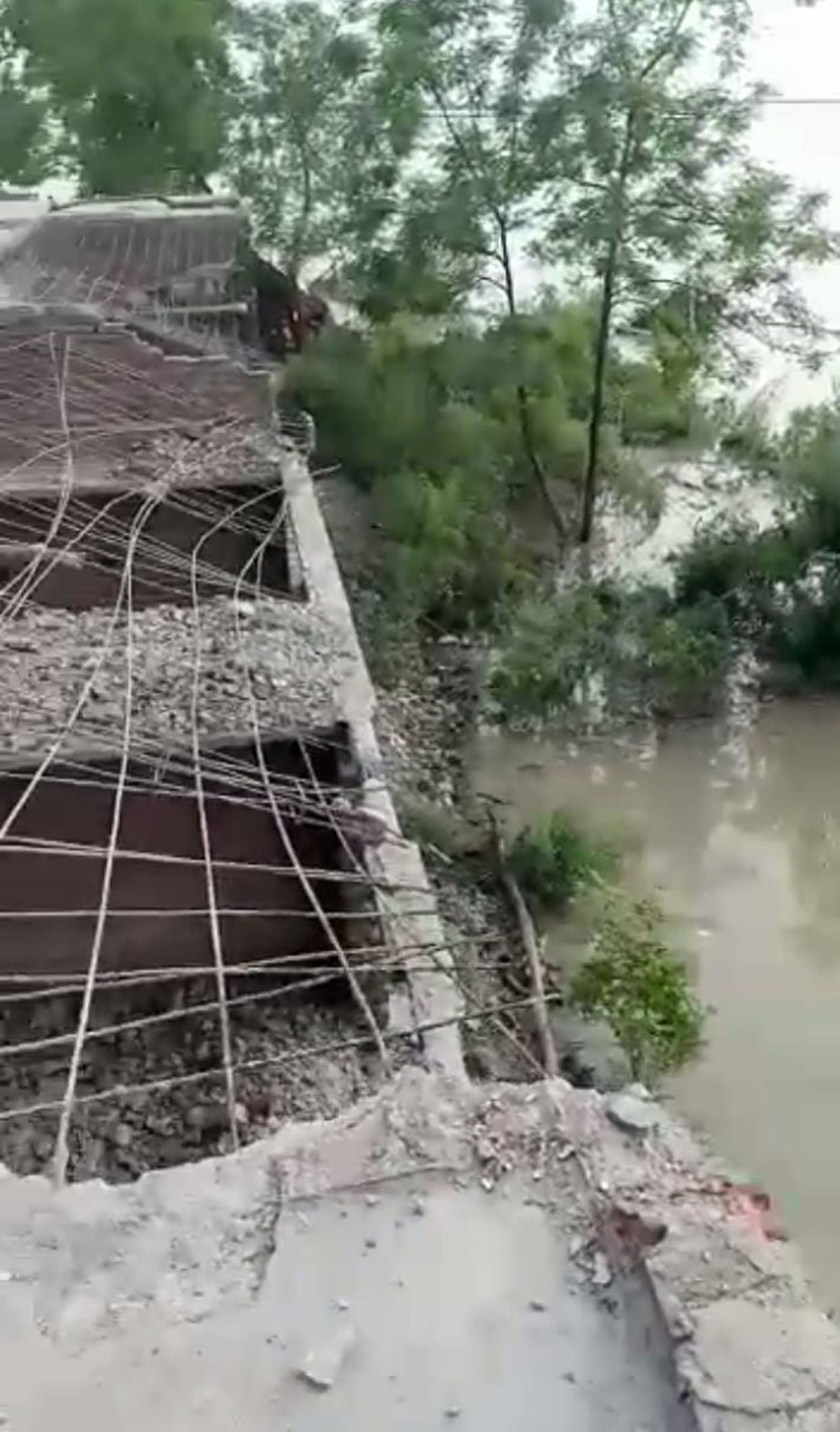 When the water increased in the villages, the houses themselves were breaking