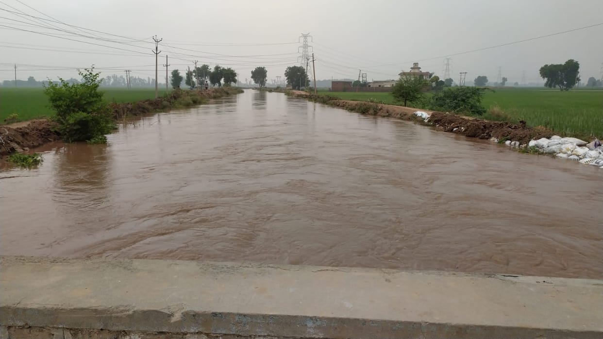 Rangoi Nala broke from six places in 24 hours, water along the National Highway near Sikandarpur