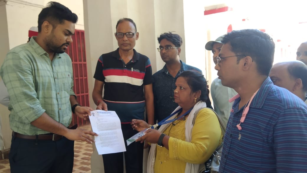 Small savings agent said - Post office workers are harassing