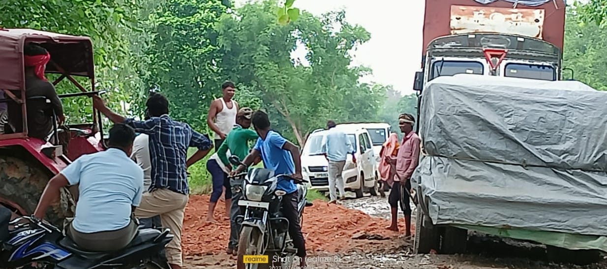 The culvert collapsed on the Keloura intersection-Barwana road, the jam remained for two hours