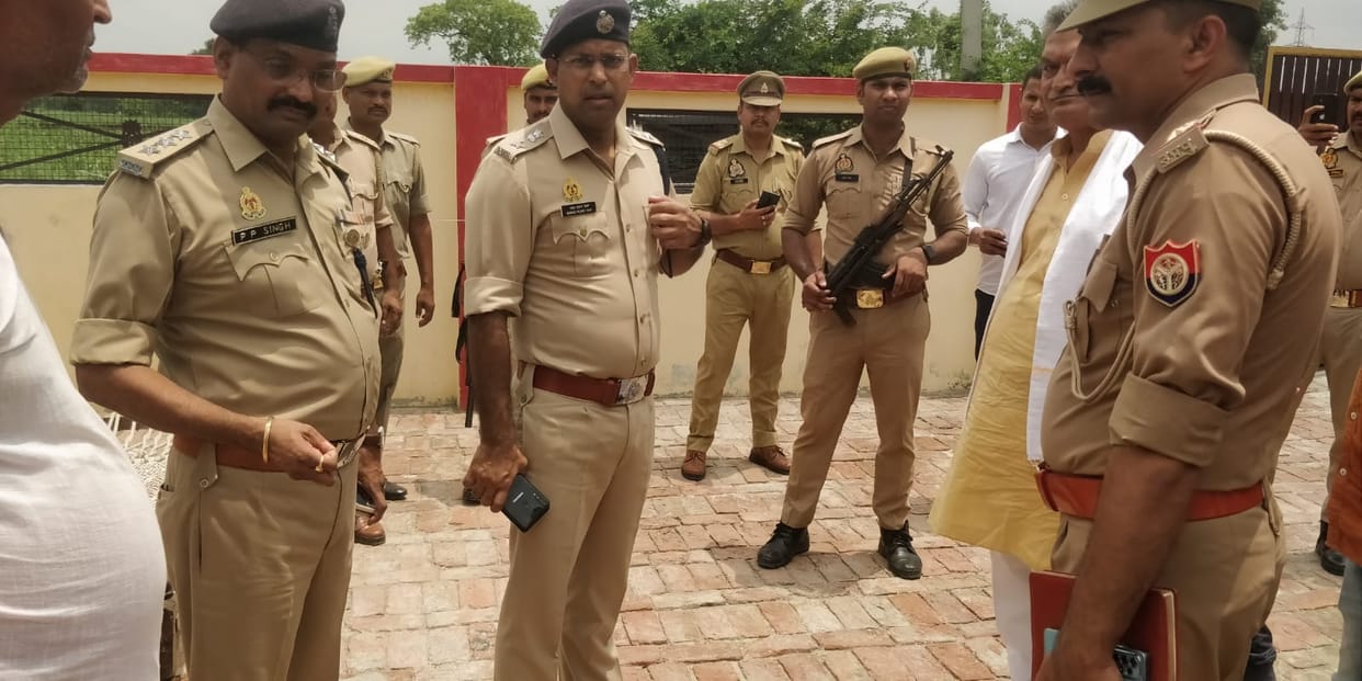 The miscreants looted the cash and jewelery by locking the house owner in the room