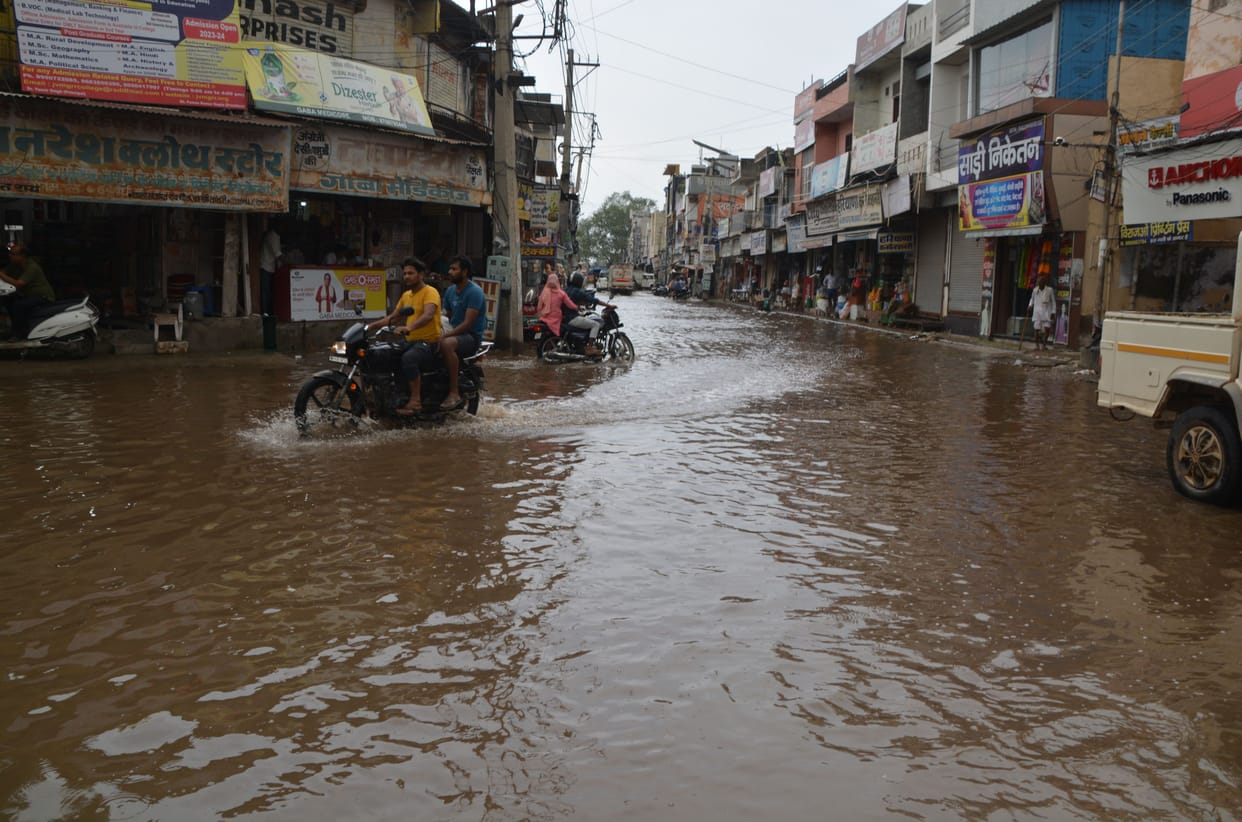 There was no drainage of water from the markets, traders jammed for 4 hours