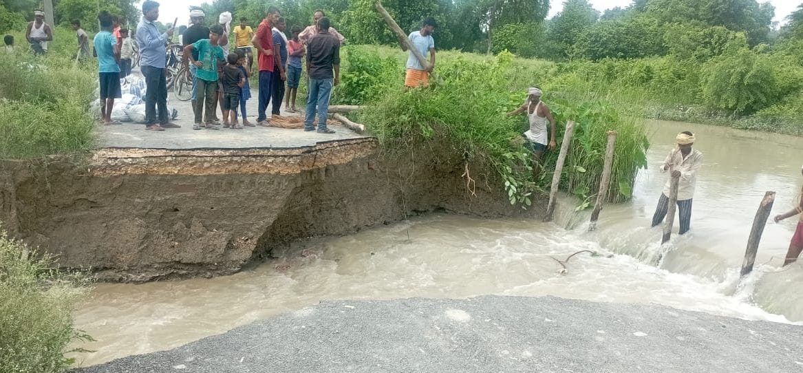 Saryu canal cut, hundreds of bighas of crops submerged