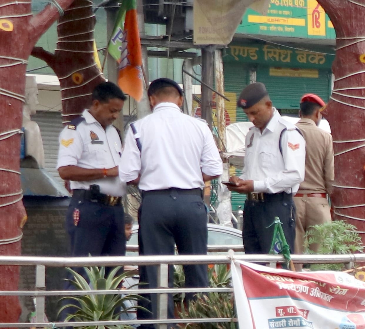 The public is troubled by the jam, the policeman is engrossed in the mobile