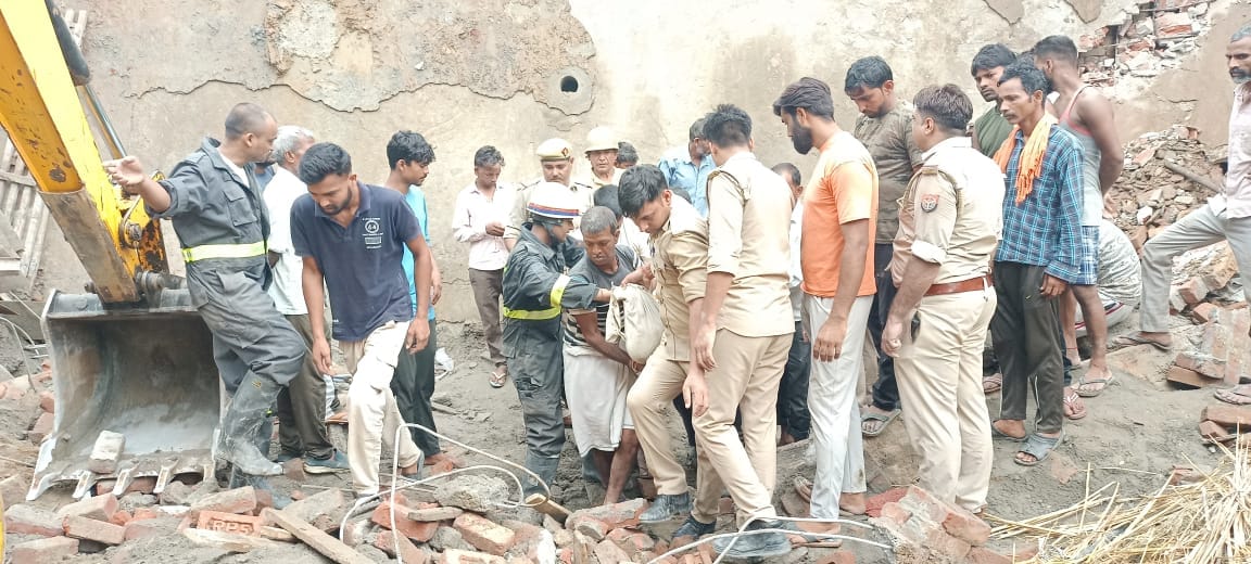 parents and two sons died due to falling linter