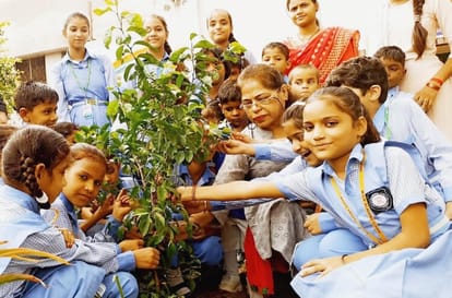 Budaun News: बच्चों को पर्यावरण का महत्व समझाया, स्कूल में रोपे पौधे Explained the importance of environment to the children, planted saplings in the school