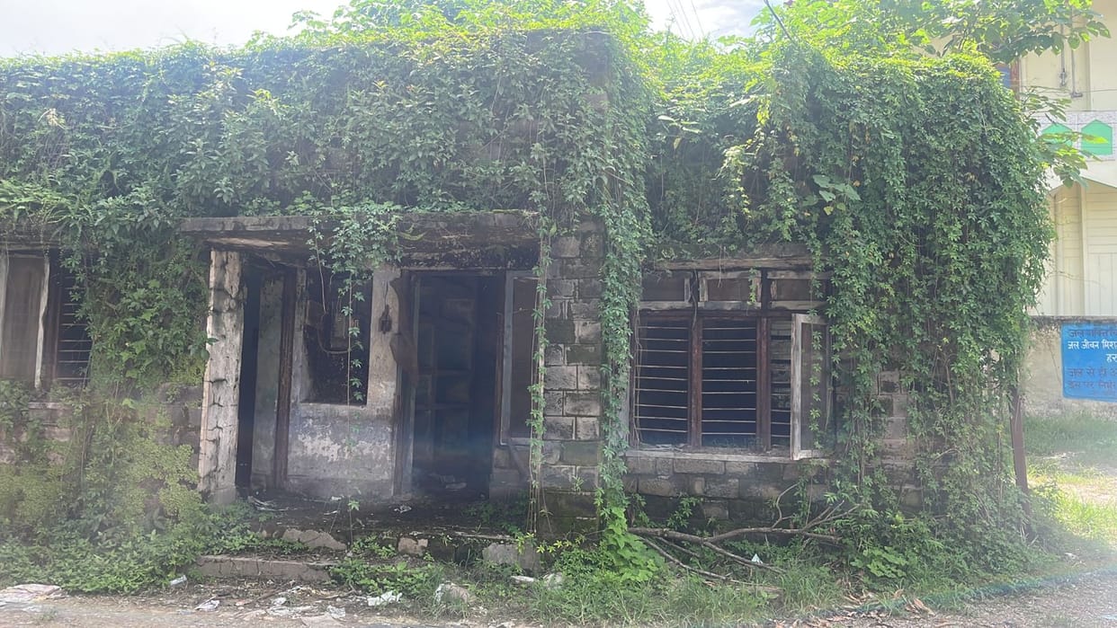 The ruins of the residence of the doctors of Barthin Hospital