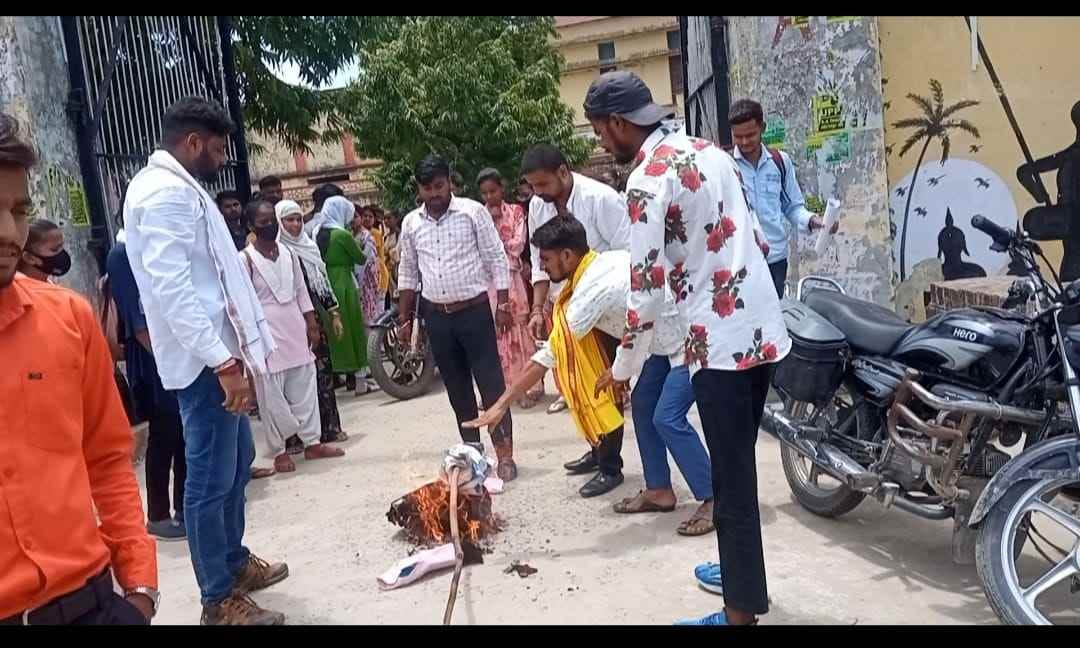 students burnt effigy of kulpati