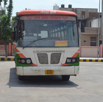 रोडवेज बस स्टैंड पर खड़ी नोएडा डिपो की बस