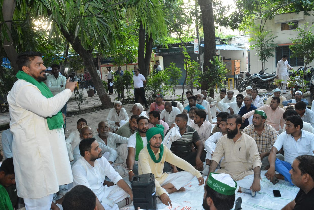 Accusation of indecency on Sadar Tehsildar, protest started outside the residence