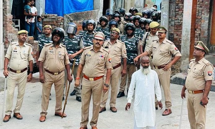 Police marched on the way out of Tajia