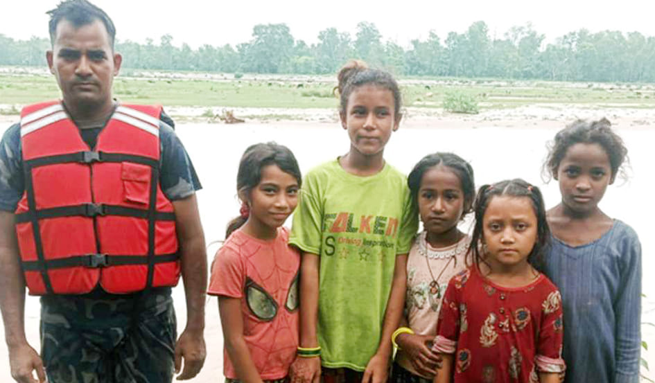 Five children trapped in the flood in the river were rescued