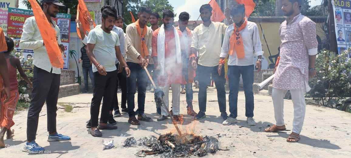 student burnt kulpati efiggy