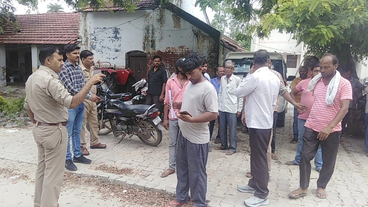 Thieves took away jewelry and cash worth lakhs