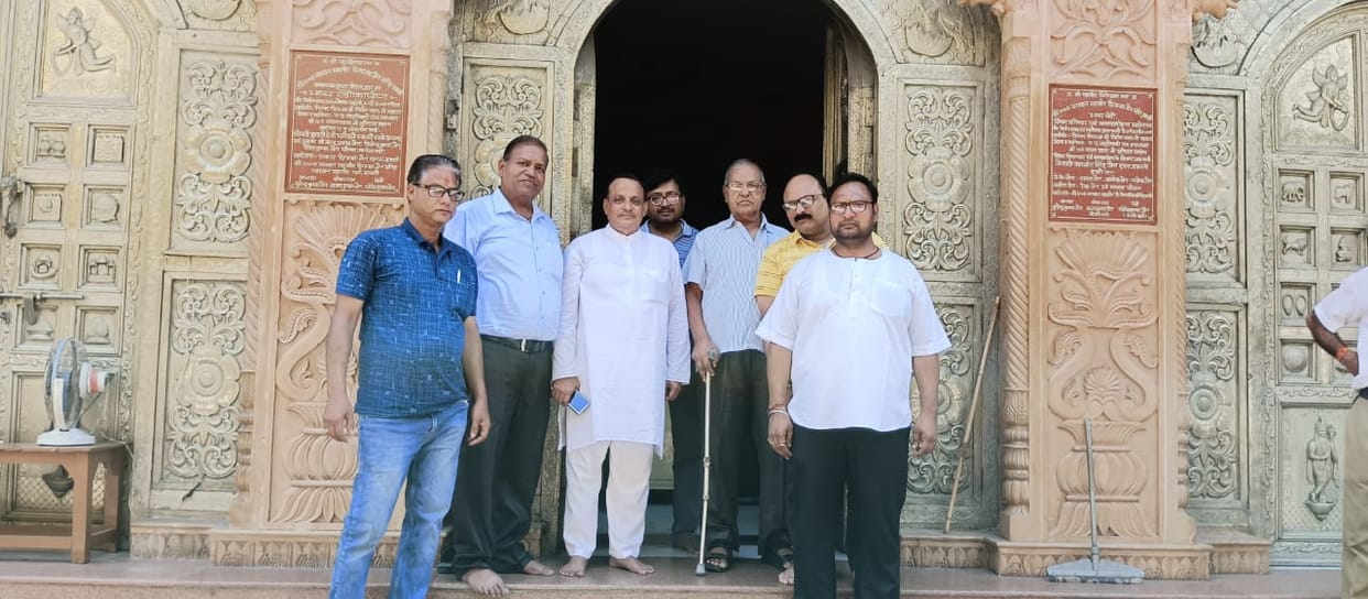 In protest against the murder of Jain Acharya, Jain society kept business establishments closed.
