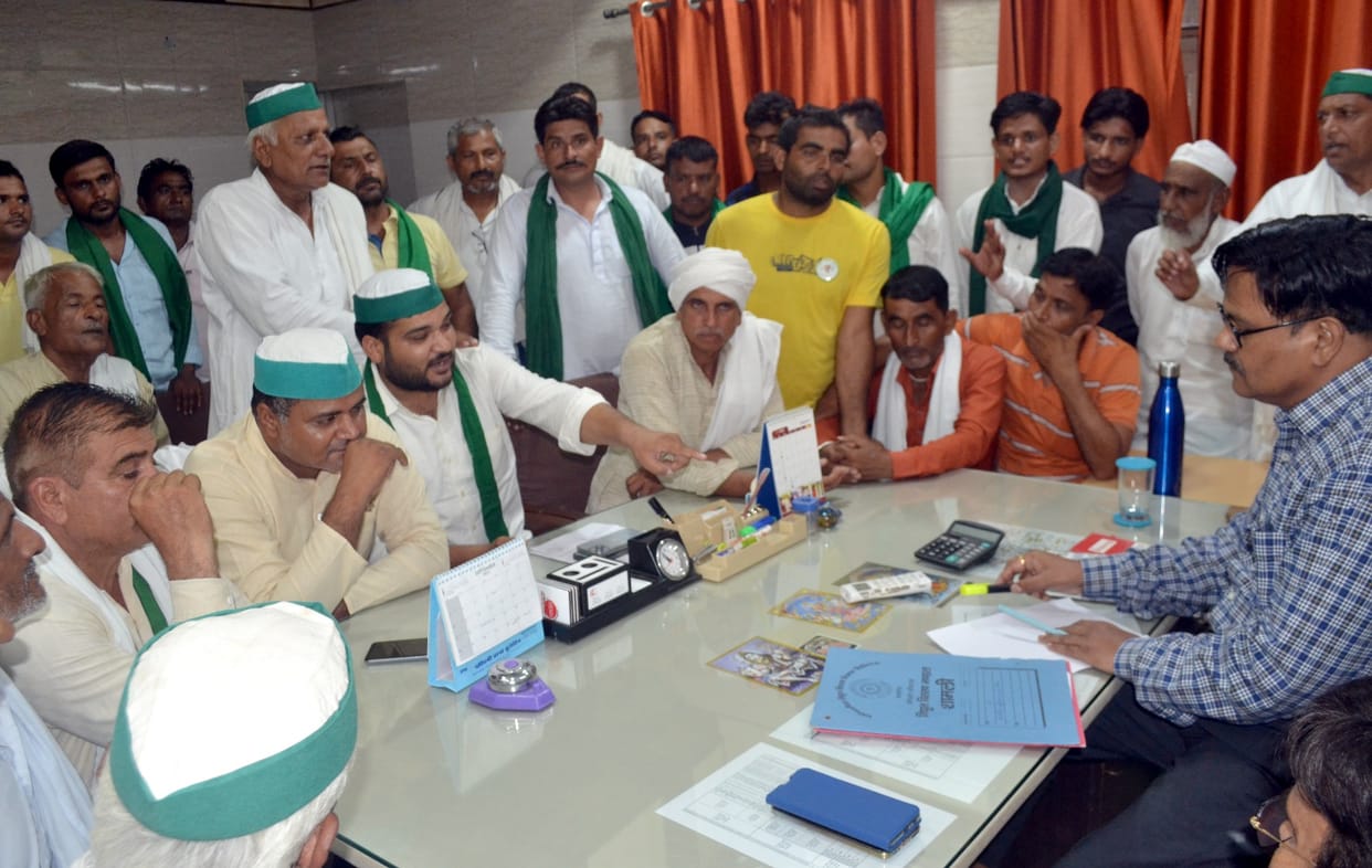 Bhakiyu staged a sit-in at the Superintendent Engineer's office, raised the demand to fulfill the demand